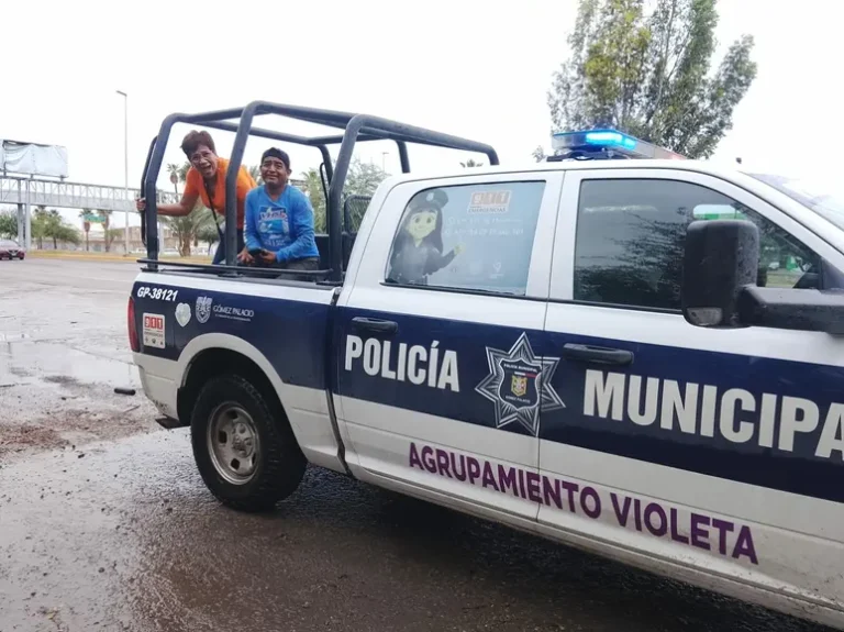 Policía de Gómez Palacio brinda auxilio a familias afectadas por las lluvias